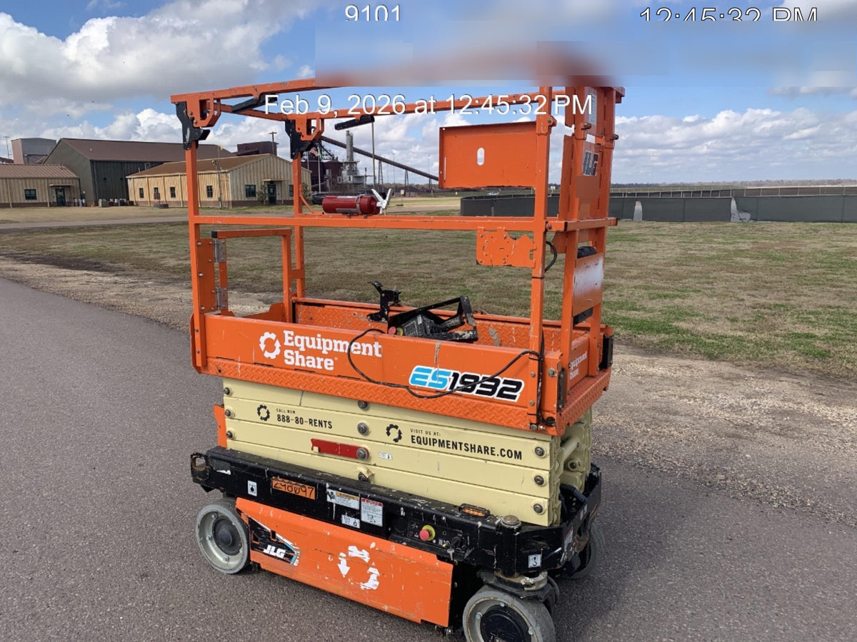 2023 JLG ES1932