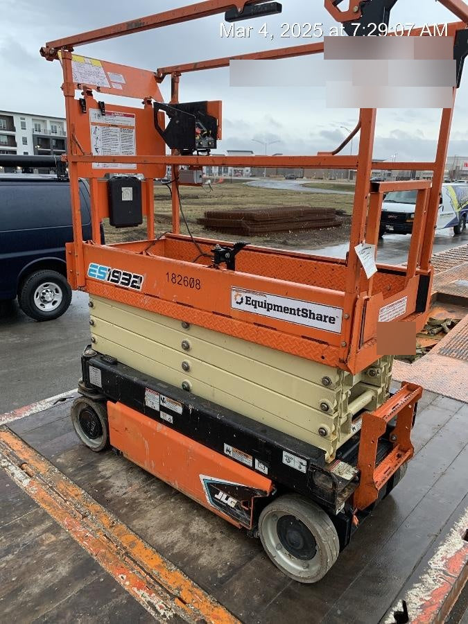 2021 JLG ES1932