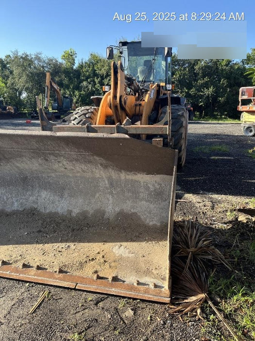 2016 Case 821F CLOSED CAB, JRB 418 STYLE HYD COUPLER