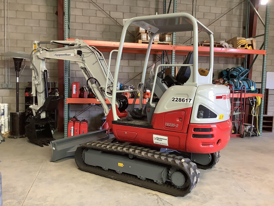 2022 TAKEUCHI TB235-2R