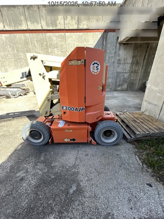 2019 JLG E300AJP