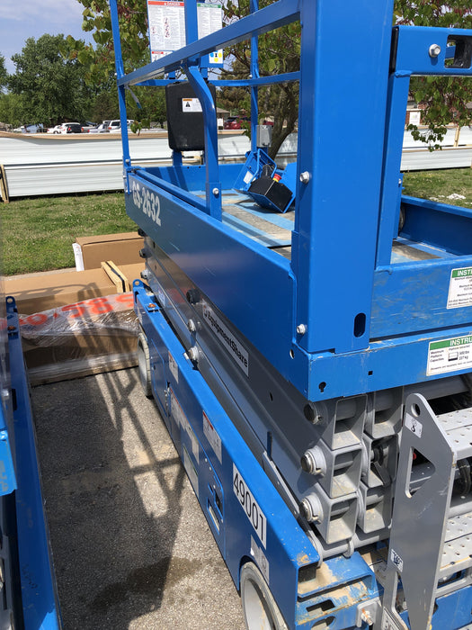 2019 Genie GS-2632 Folding rails with half height swing gate