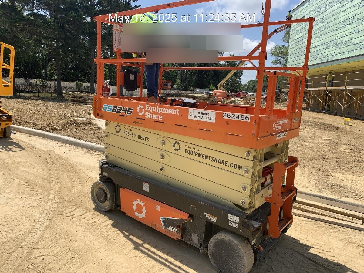 2022 JLG ES3246