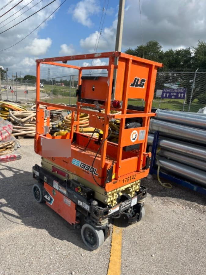 2021 JLG ES1330L