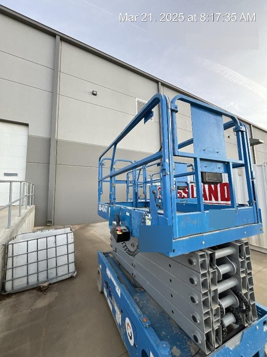 2019 Genie GS-4047 Folding rails with half height swing gate