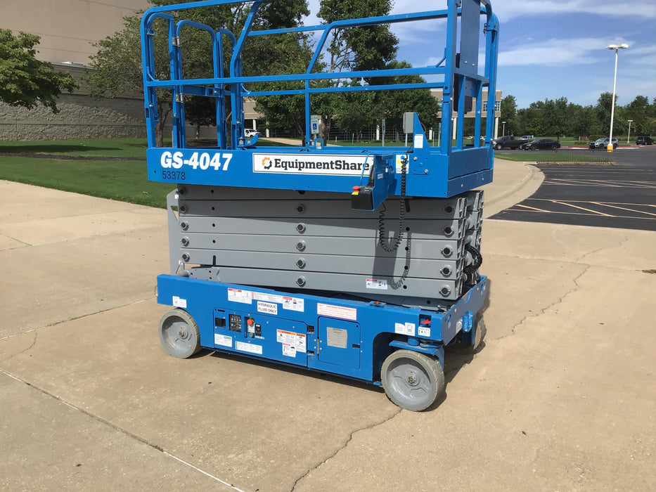2019 Genie GS-4047 Folding rails with half height swing gate