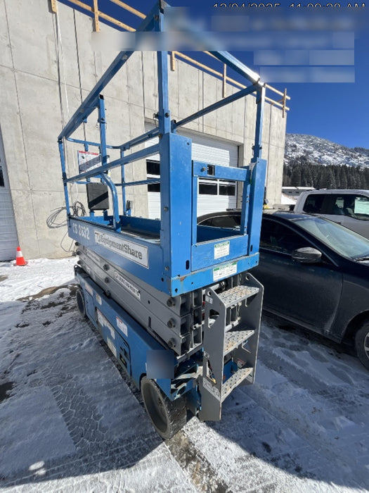2019 Genie GS-2632 Folding rails with half height swing gate