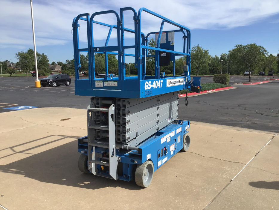 2019 Genie GS-4047 Folding rails with half height swing gate