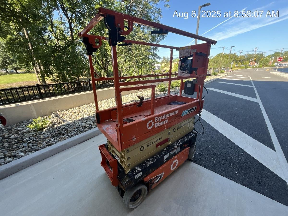 2022 JLG ES1932