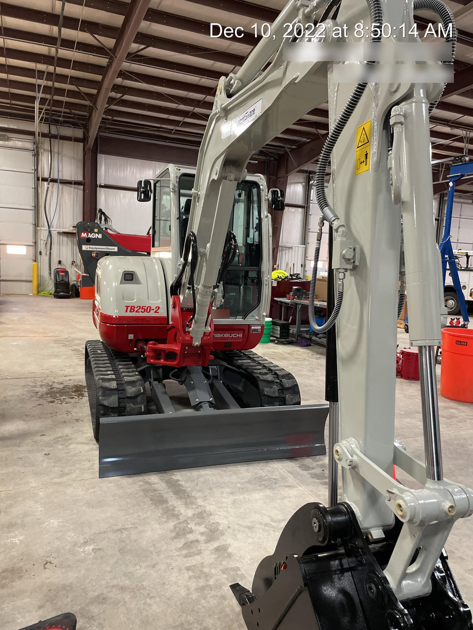 2022 TAKEUCHI TB250-2CR