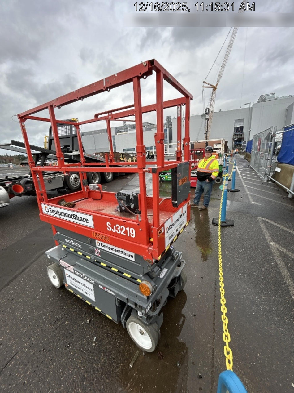 2020 Skyjack SJIII-3219 Solid NM Tires, Half height spring hinged entry gate, Dual Beacons, 800W Inverter