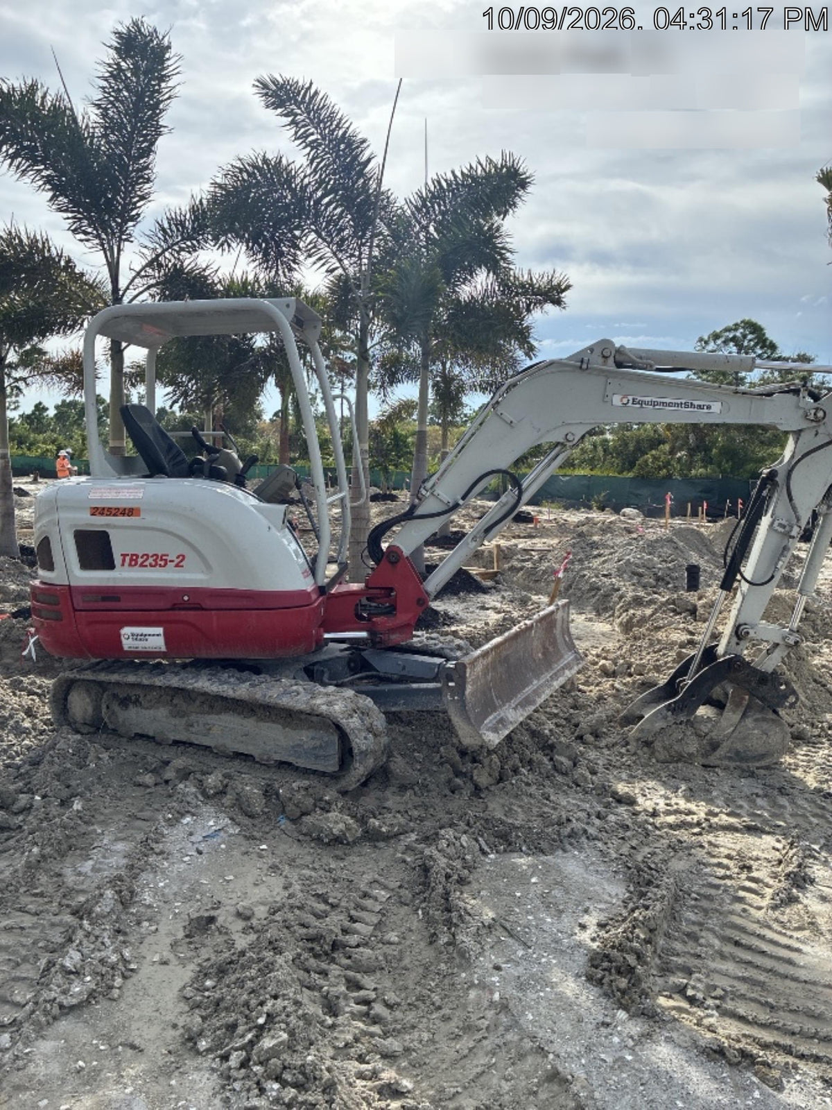2022 TAKEUCHI TB235-2R