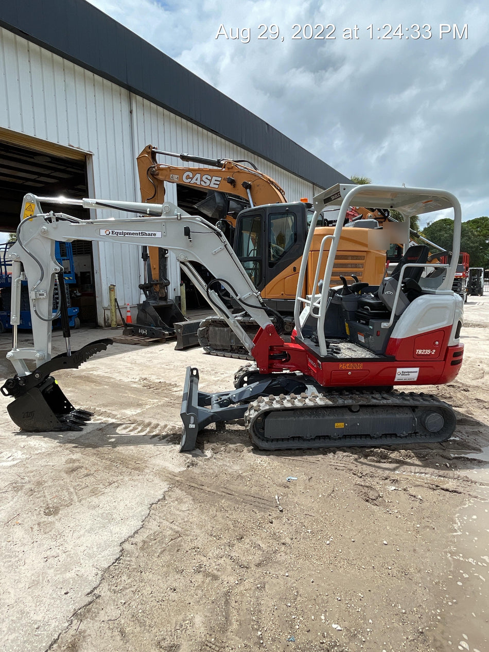 2022 TAKEUCHI TB235-2R