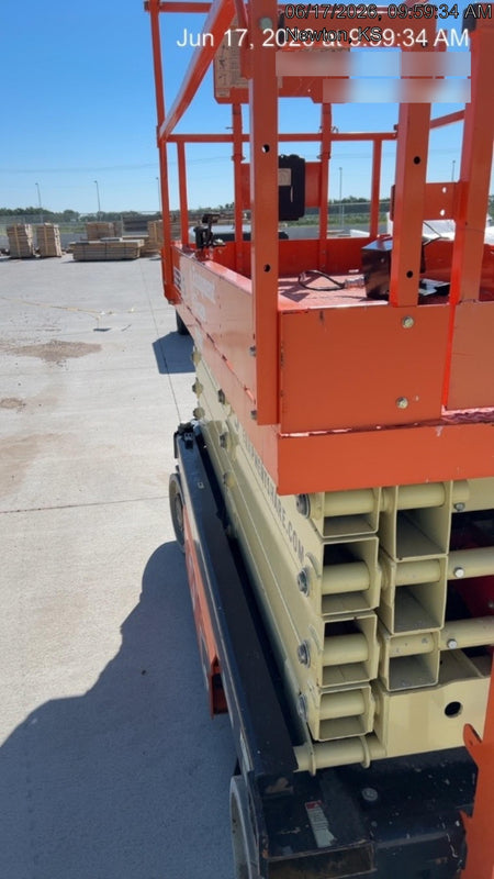 2023 JLG ES3246