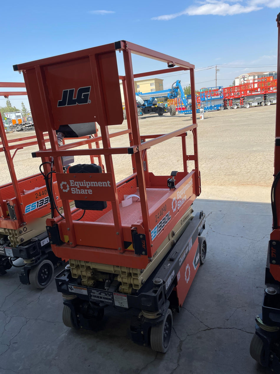 2022 JLG ES1330L