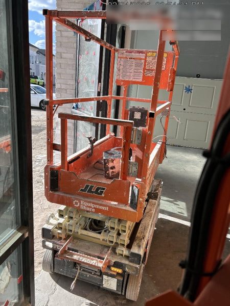 2022 JLG ES1330L