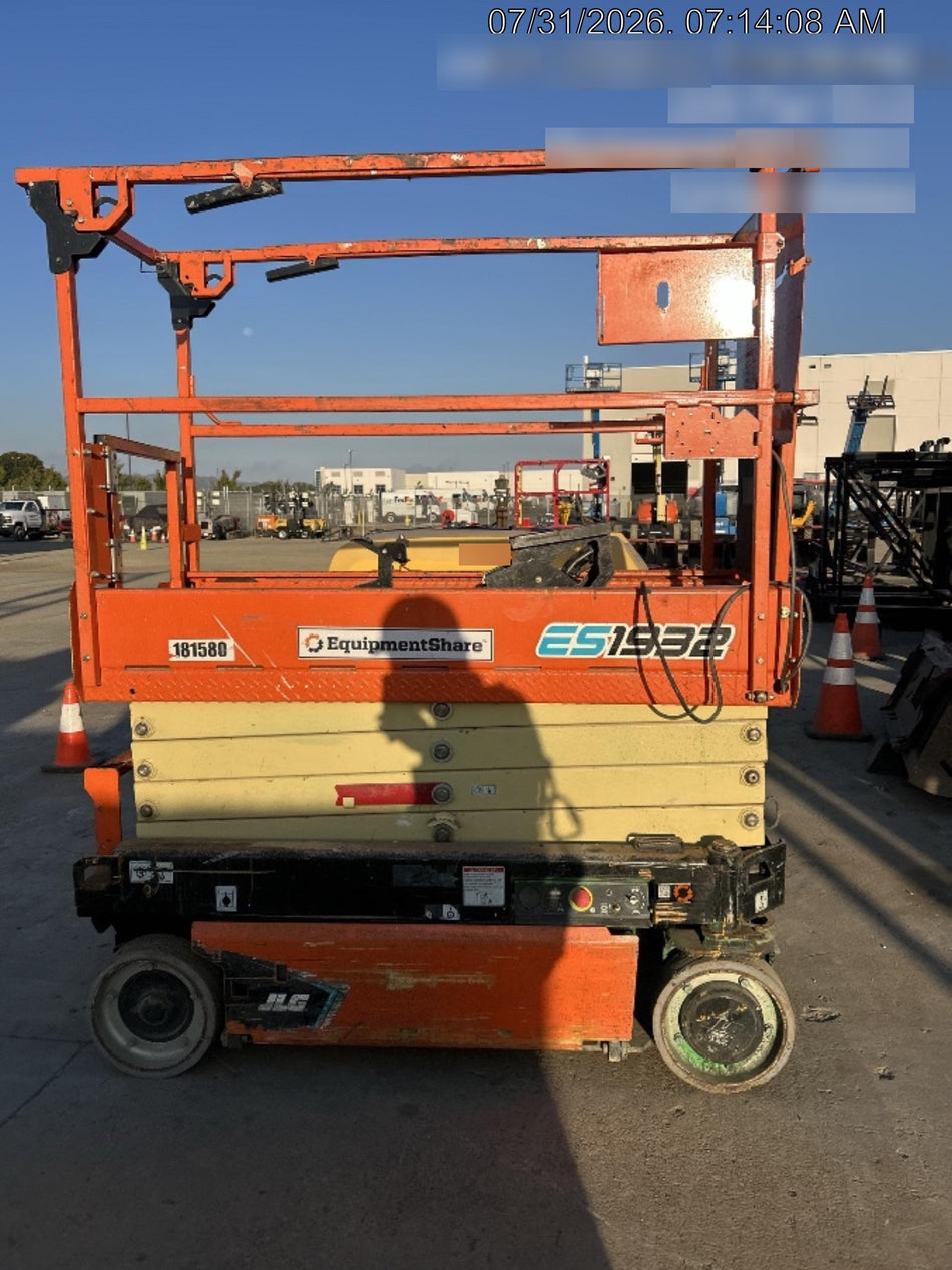 2021 JLG ES1932