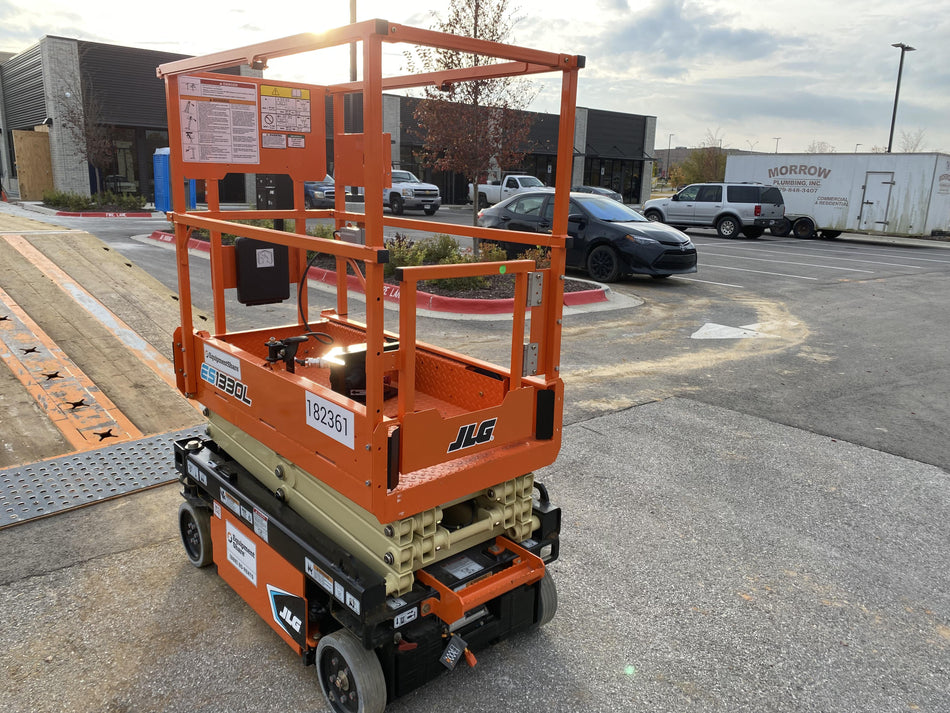 2021 JLG ES1330L