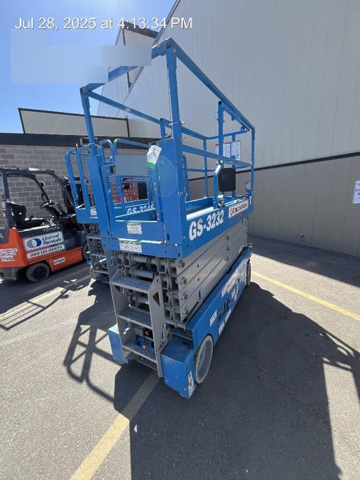 2019 Genie GS-3232 Folding rails with half height swing gate, 800 Amp Inverter