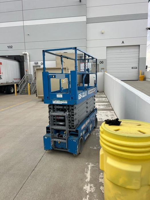 2019 Genie GS-3232 Folding rails with half height swing gate, 800 Amp Inverter