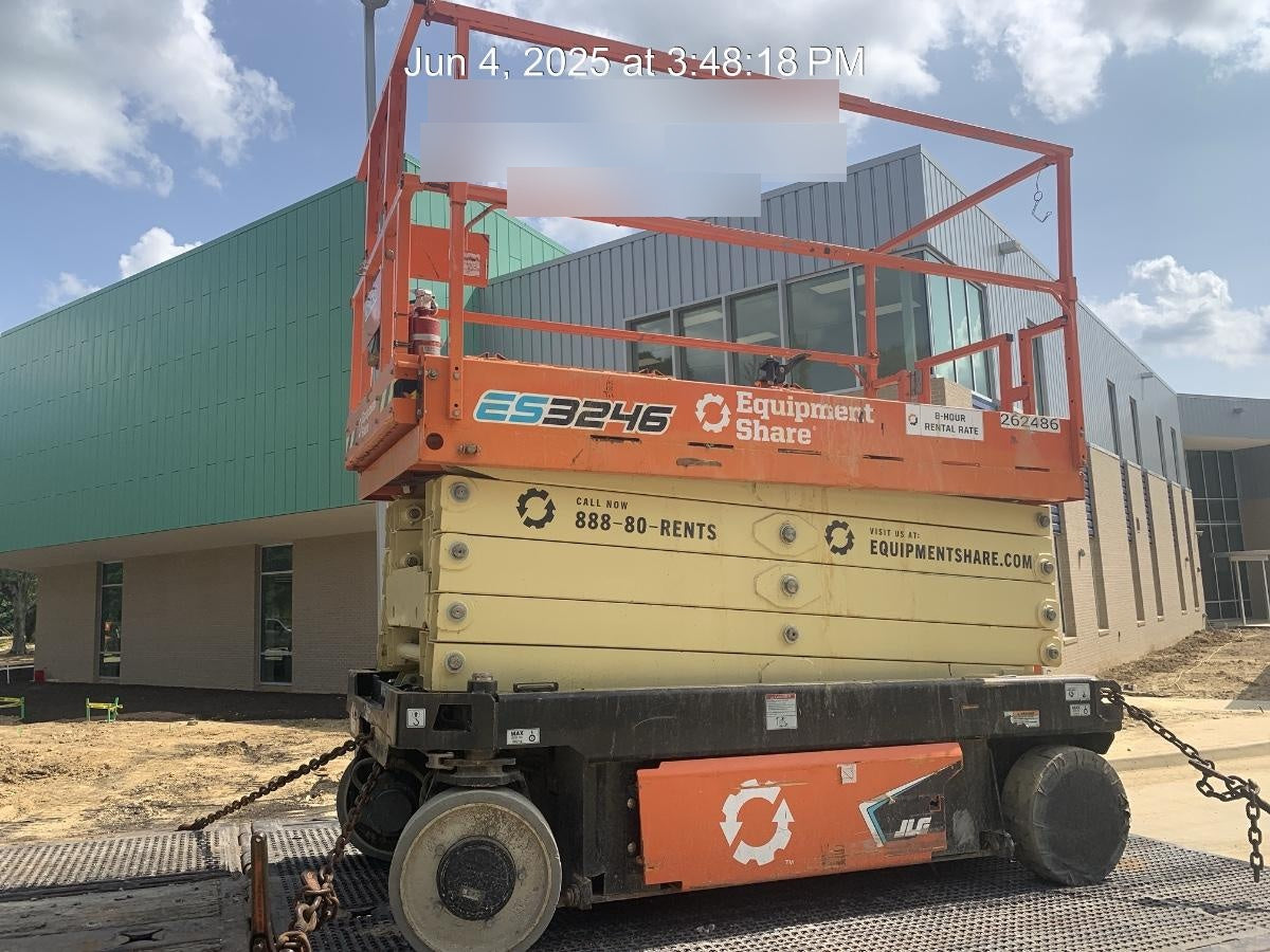 2022 JLG ES3246