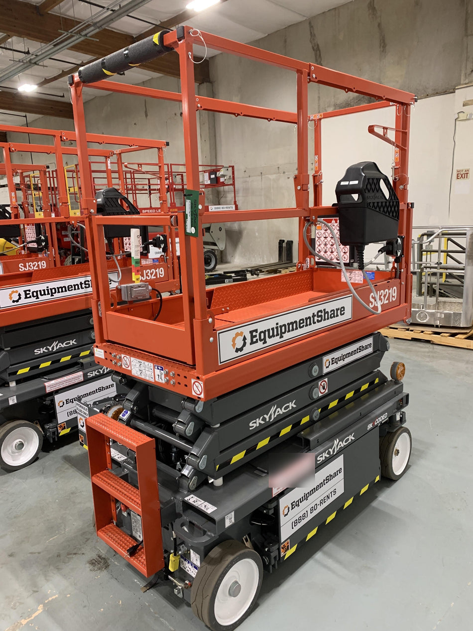 2020 Skyjack SJIII-3219 Solid NM Tires, Half height spring hinged entry gate, Dual Beacons, 800W Inverter