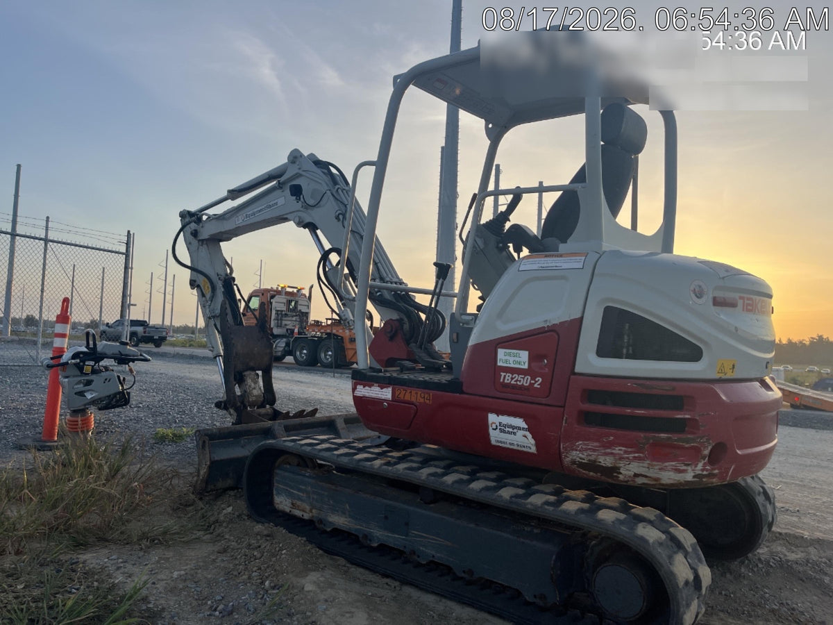 2022 TAKEUCHI TB250-2R