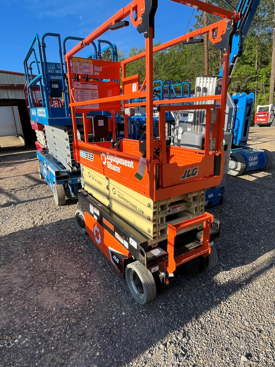 2022 JLG ES1932
