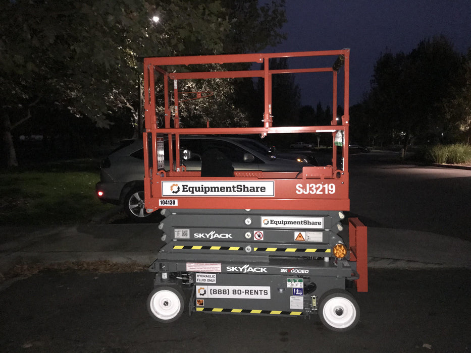 2020 Skyjack SJIII-3219 Solid NM Tires, Half height spring hinged entry gate, Dual Beacons, 800W Inverter