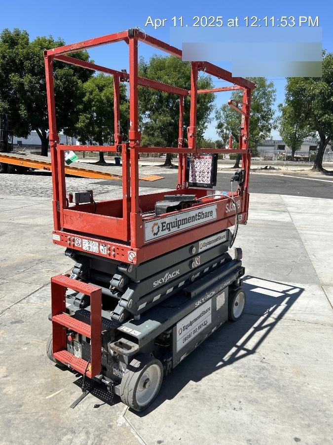 2020 Skyjack SJIII-3219 Solid NM Tires, Half height spring hinged entry gate, Dual Beacons, 800W Inverter