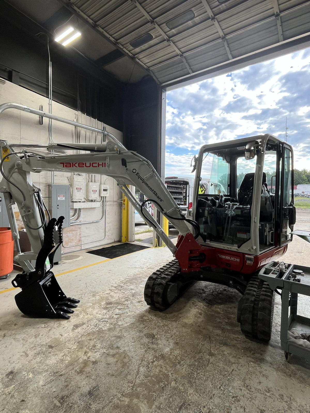 2025 TAKEUCHI TB235-2CR