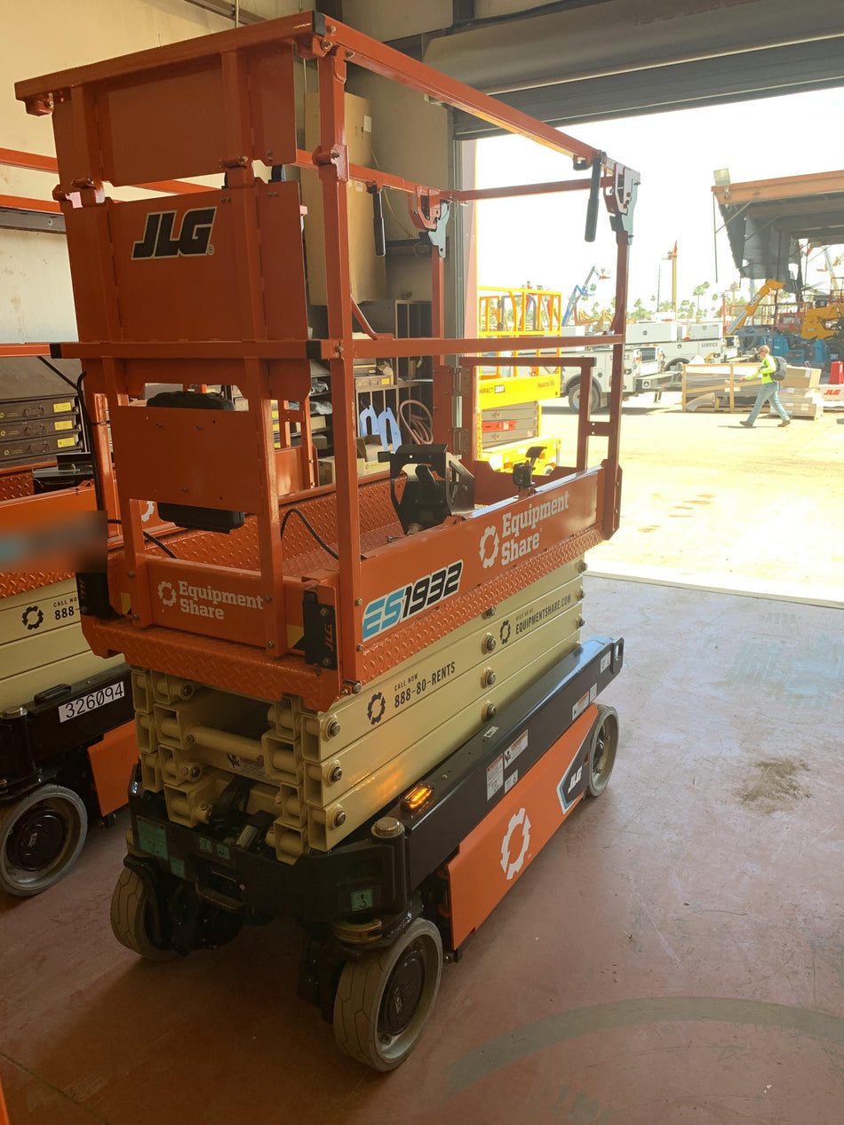 2023 JLG ES1932