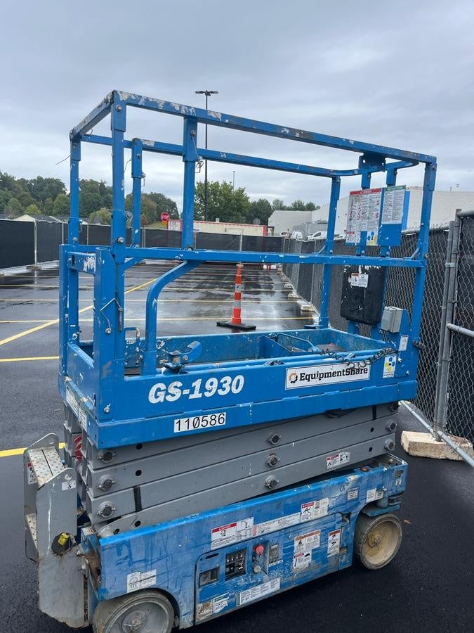 2020 Genie GS-1930 Solid Non Marking Tires, Beacon, Folding rails with half height swing gate, 800W Inverter