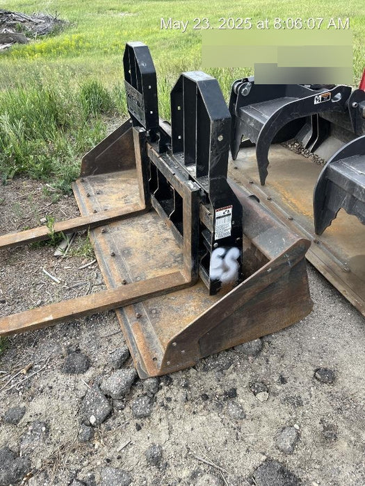 2022 TAKEUCHI 48" Pallet Forks - Takeuchi