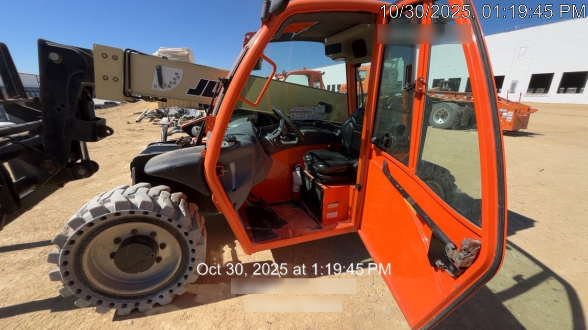 2019 JLG G5-18A Cab/Heat/Air, NM Solid Tires, Beacon w/48" Carriage, 48" Pallet Forks
