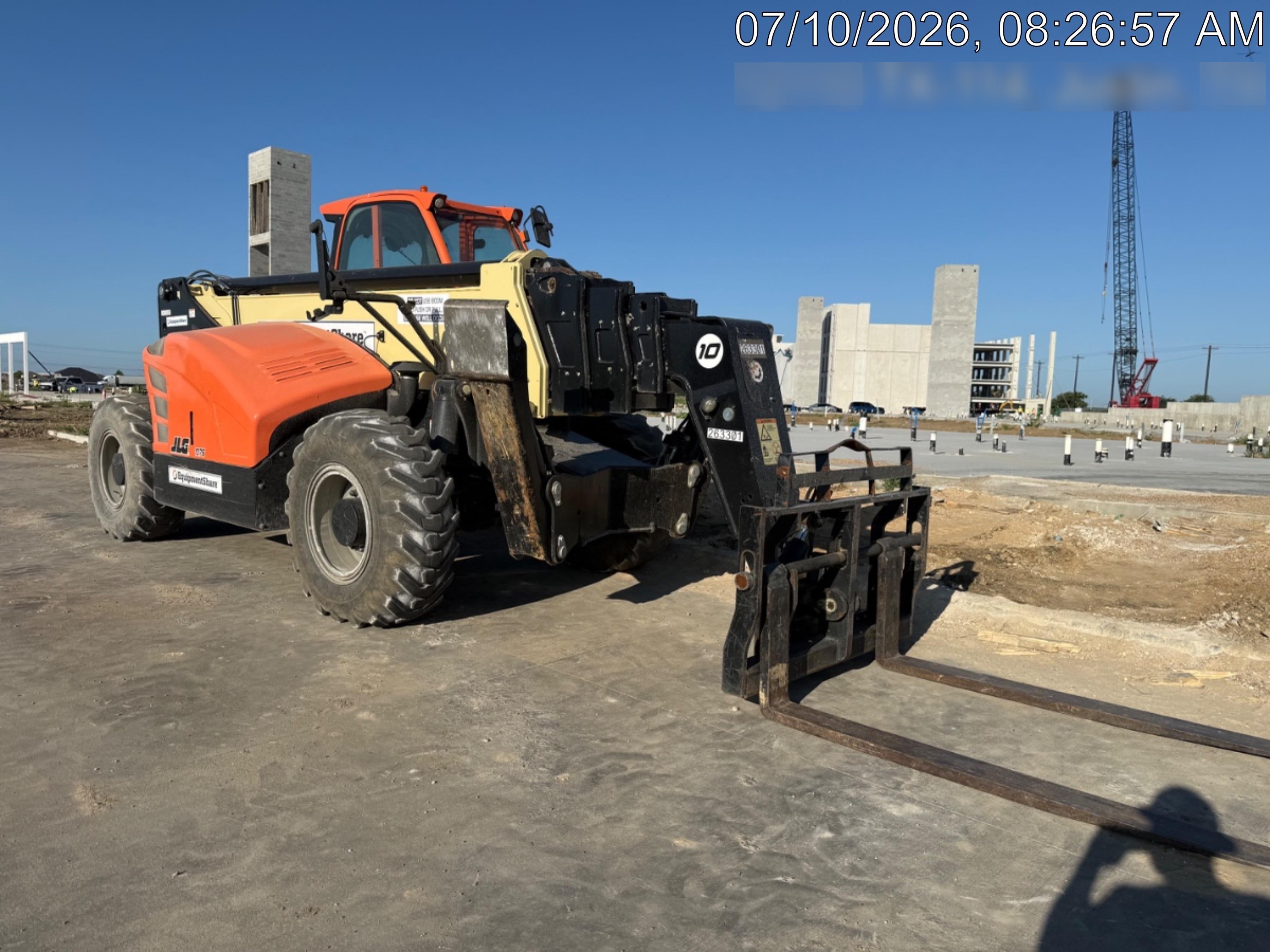 2022 JLG 1075