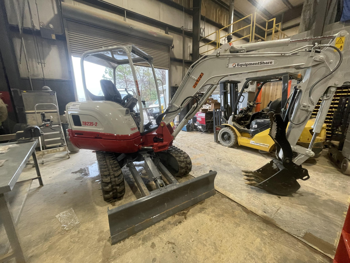2022 TAKEUCHI TB235-2R