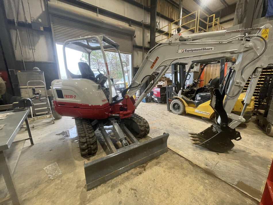 2022 TAKEUCHI TB235-2R