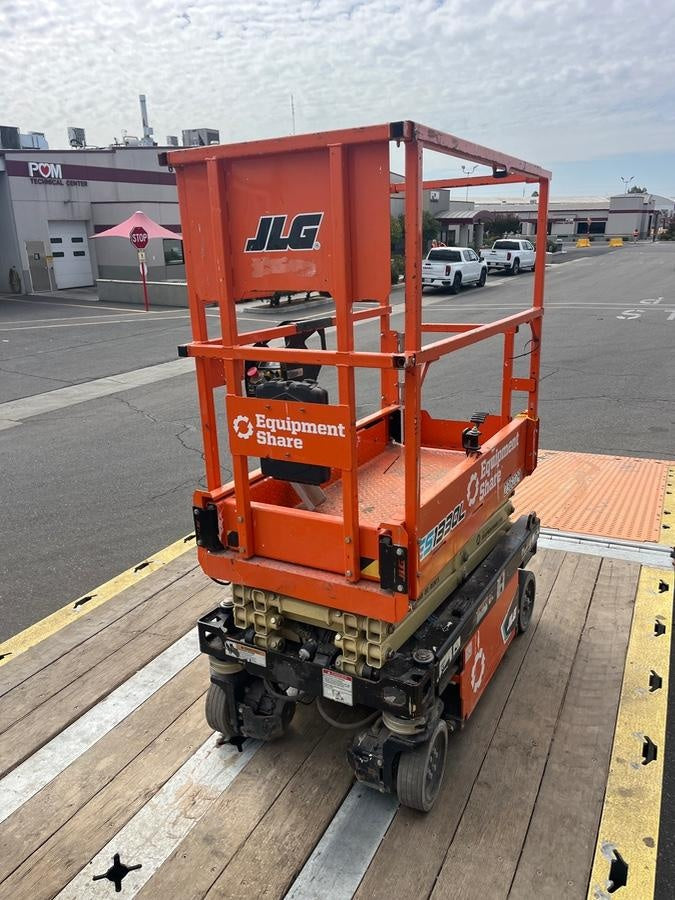 2022 JLG ES1330L