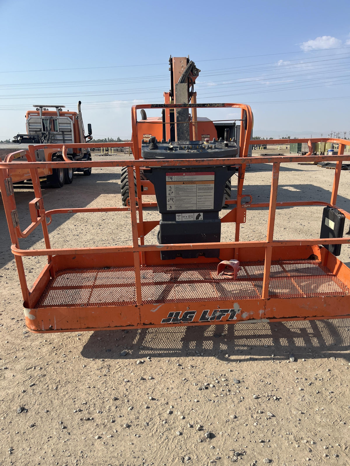 2020 JLG 800AJ