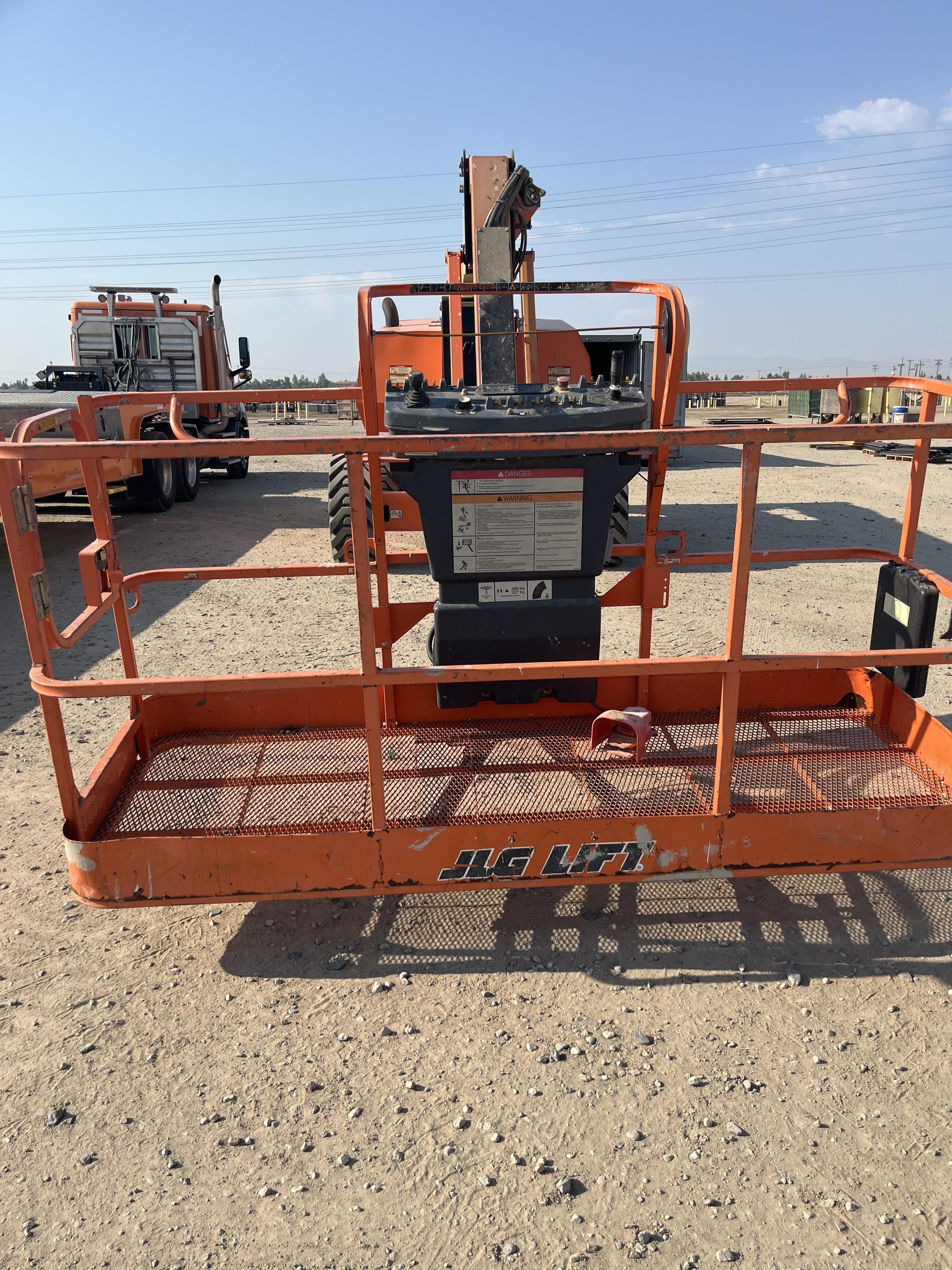 2020 JLG 800AJ