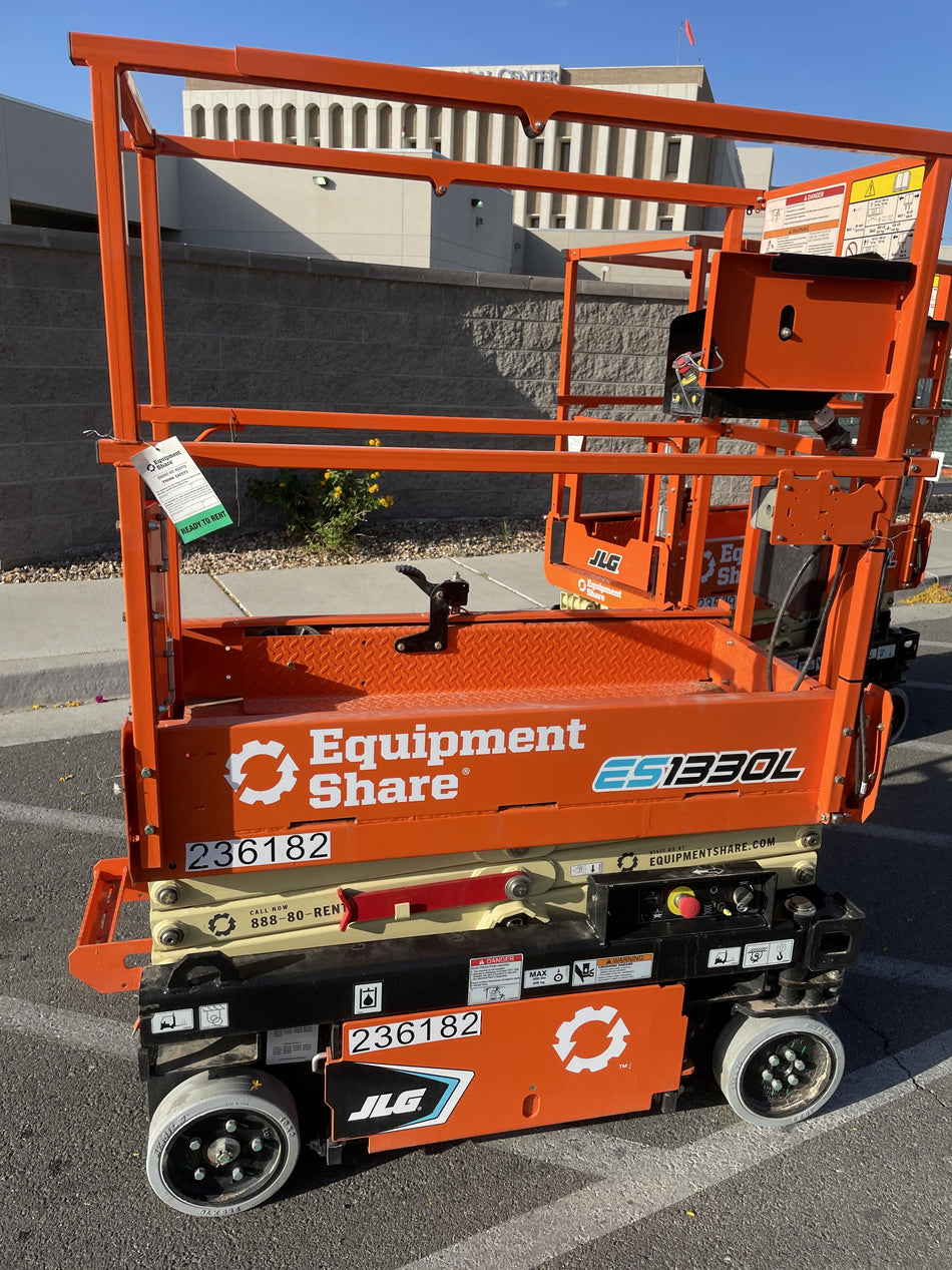 2022 JLG ES1330L