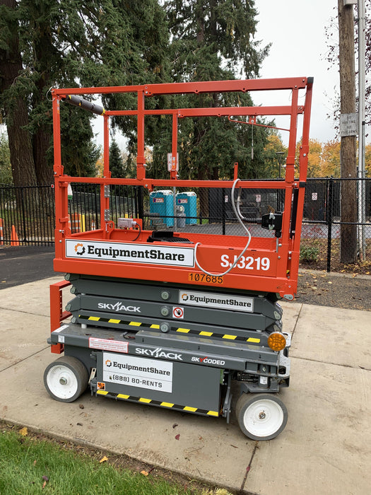 2020 Skyjack SJIII-3219 Solid NM Tires, Half height spring hinged entry gate, Dual Beacons, 800W Inverter
