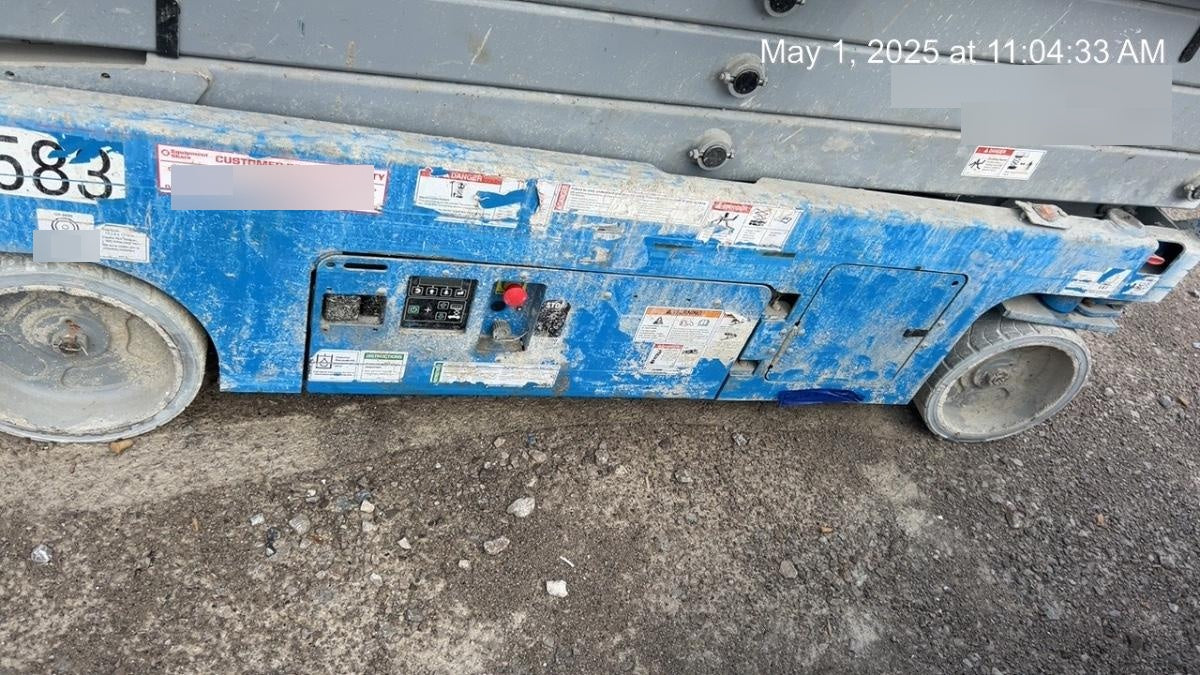 2019 Genie GS-2632 Folding rails with half height swing gate