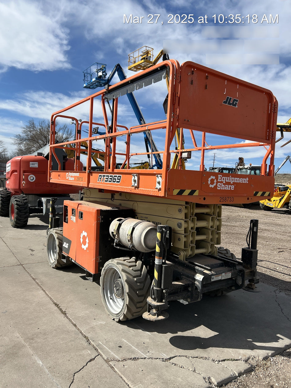 2022 JLG RT3369