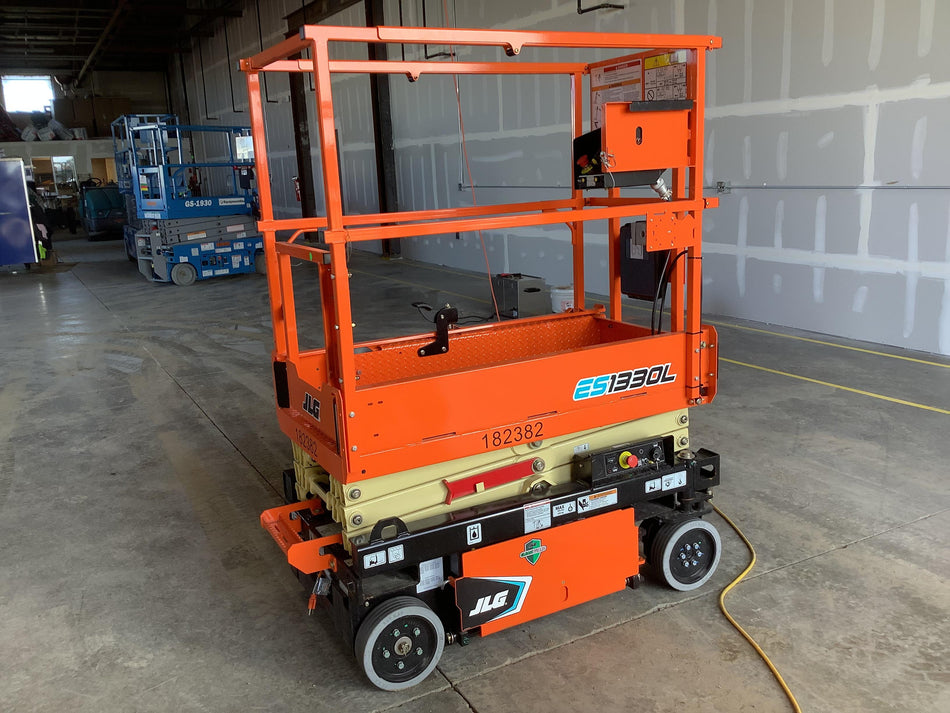 2021 JLG ES1330L