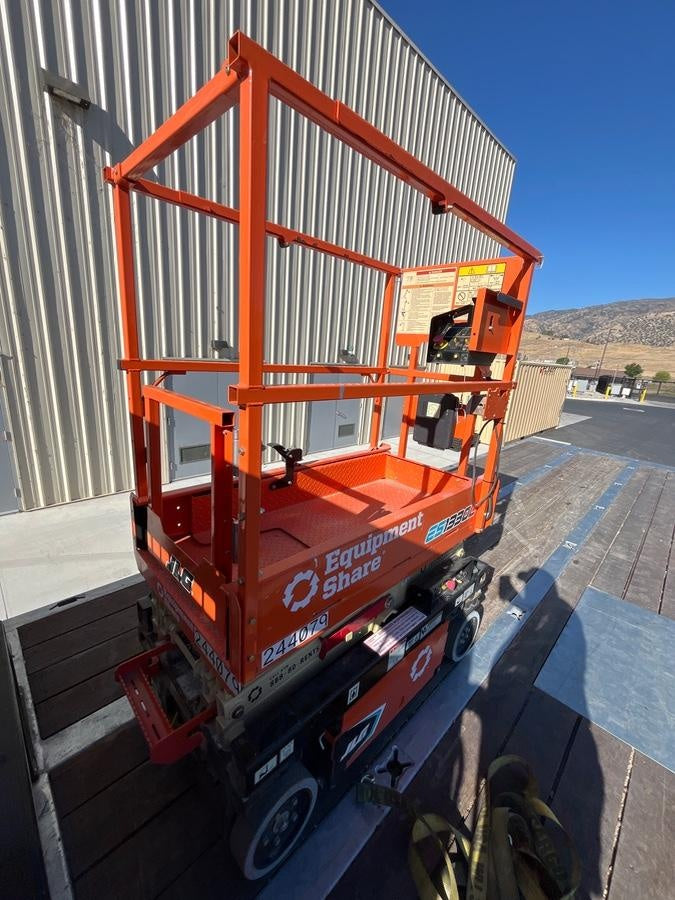 2022 JLG ES1330L