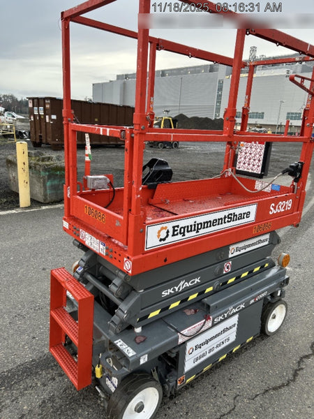 2020 Skyjack SJIII-3219 Solid NM Tires, Half height spring hinged entry gate, Dual Beacons, 800W Inverter