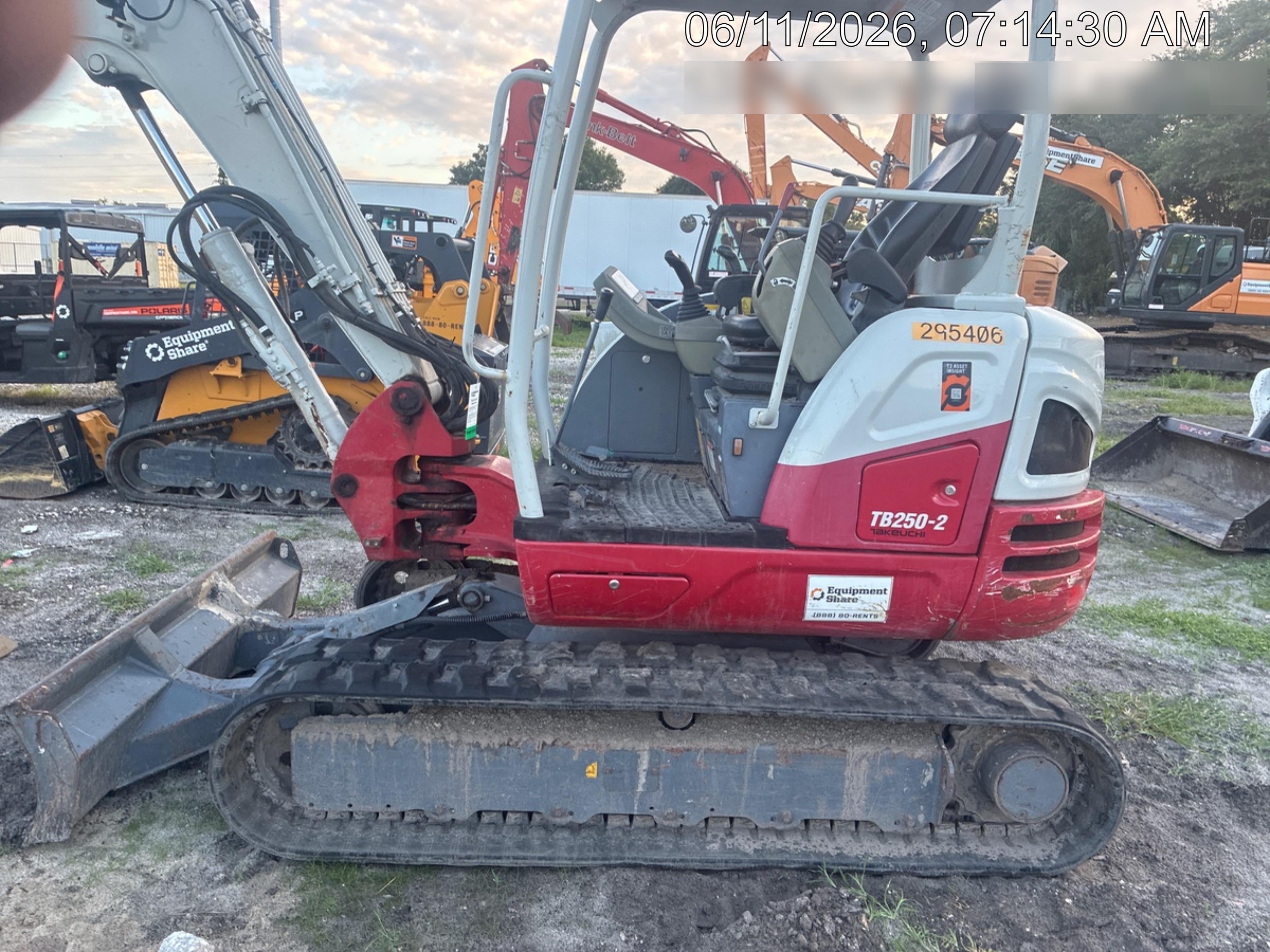2023 TAKEUCHI TB250-2R