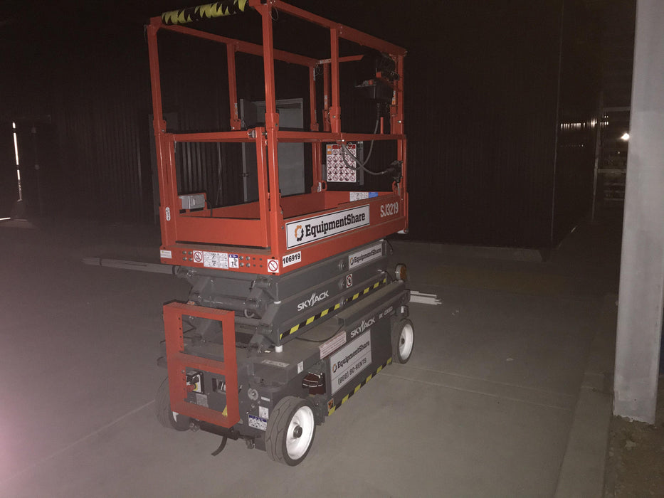 2020 Skyjack SJIII-3219 Solid NM Tires, Half height spring hinged entry gate, Dual Beacons, 800W Inverter